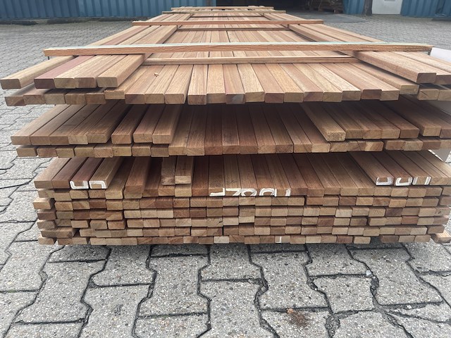 Ca. 217x guyana teak latten geschaafd, 21x40mm, lengte 102/365cm, 115/395cm - afbeelding 2 van  4
