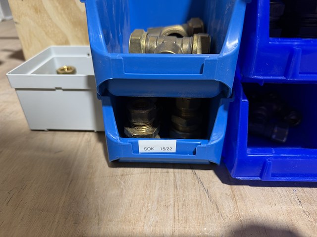 Ca. 21x assortimentsbak met diverse messing koppelingen - afbeelding 2 van  12