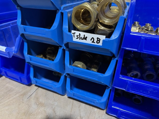 Ca. 21x assortimentsbak met diverse messing koppelingen - afbeelding 3 van  12