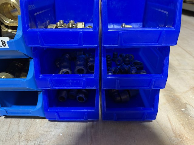 Ca. 21x assortimentsbak met diverse messing koppelingen - afbeelding 4 van  12