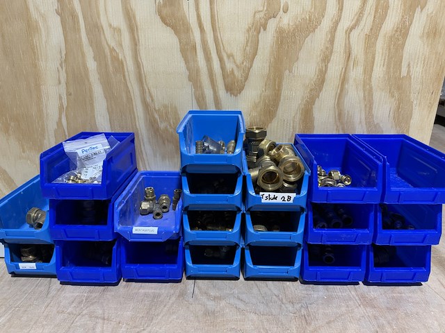 Ca. 21x assortimentsbak met diverse messing koppelingen - afbeelding 1 van  12