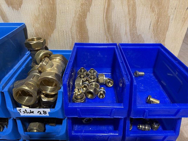 Ca. 21x assortimentsbak met diverse messing koppelingen - afbeelding 7 van  12