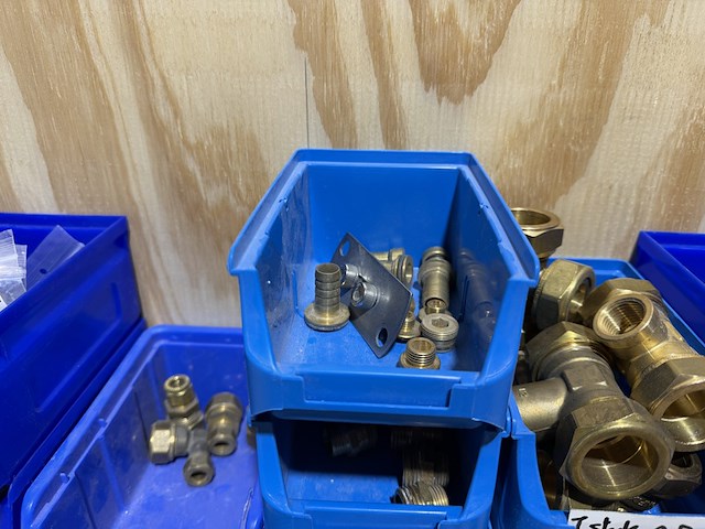 Ca. 21x assortimentsbak met diverse messing koppelingen - afbeelding 8 van  12