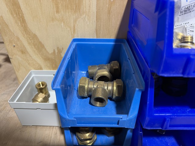 Ca. 21x assortimentsbak met diverse messing koppelingen - afbeelding 11 van  12