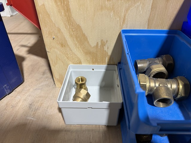 Ca. 21x assortimentsbak met diverse messing koppelingen - afbeelding 12 van  12