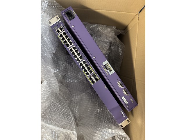 Ca. 21x gigabit poe edge switch (edge-licentie), extreme networks summit, x440-24p / x440-8p, paars, 2011-2012 - afbeelding 1 van  5