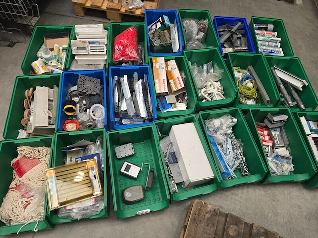 Ca. 21x magazijnbakken inclusief inhoud kruizinga, partij - afbeelding 1 van  12