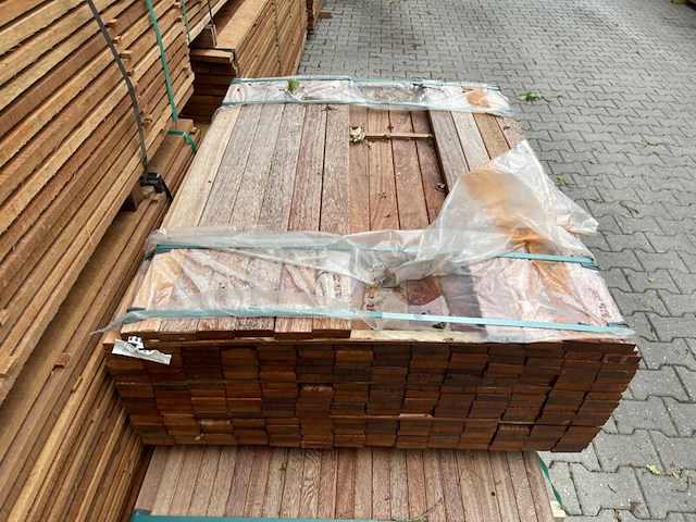Ca. 220x angelim pedra planken geschaafd, 21x70mm, lengte 125cm - afbeelding 1 van  3