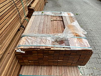 Ca. 220x angelim pedra planken geschaafd, 21x70mm, lengte 125cm - afbeelding 1 van  3