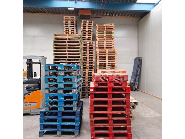 Ca. 227x diverse pallets - afbeelding 1 van  13