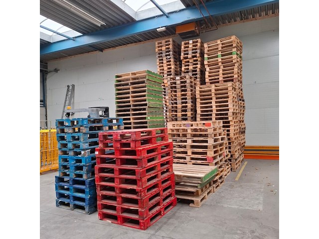 Ca. 227x diverse pallets - afbeelding 6 van  13