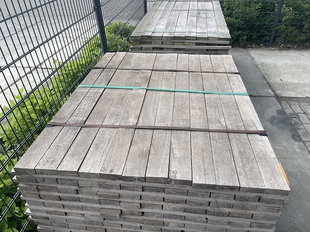 Ca. 228x guyana ipé planken fijnbezaagd, 27x80mm, lengte 125cm - afbeelding 1 van  3