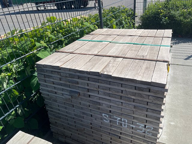 Ca. 228x guyana ipé planken fijnbezaagd, 27x80mm, lengte 125cm - afbeelding 1 van  3