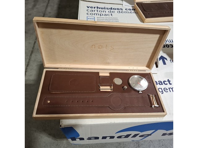 Ca. 229x horloges, nots / mondaine , elk horloge is uniek doordat elke wijzerplaat een uniek stukje van de plattegrond van amsterdam, londen, parijs en new york bevat - afbeelding 5 van  24