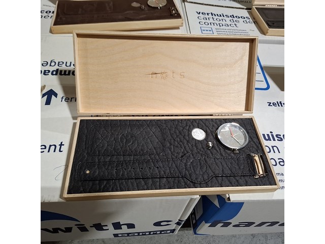 Ca. 229x horloges, nots / mondaine , elk horloge is uniek doordat elke wijzerplaat een uniek stukje van de plattegrond van amsterdam, londen, parijs en new york bevat - afbeelding 6 van  24