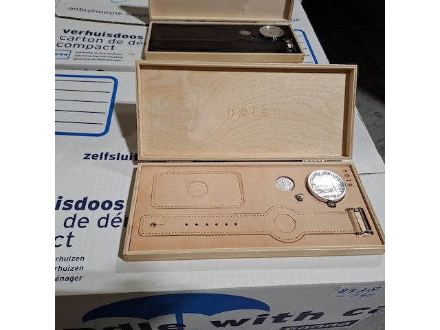 Ca. 229x horloges, nots / mondaine , elk horloge is uniek doordat elke wijzerplaat een uniek stukje van de plattegrond van amsterdam, londen, parijs en new york bevat - afbeelding 7 van  24