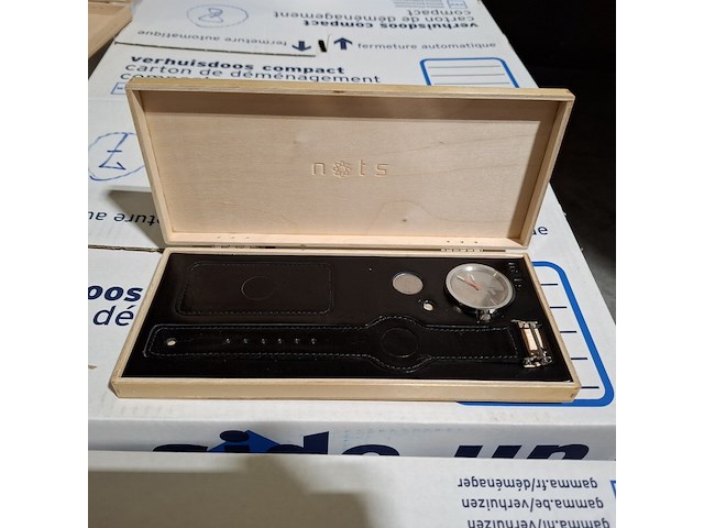 Ca. 229x horloges, nots / mondaine , elk horloge is uniek doordat elke wijzerplaat een uniek stukje van de plattegrond van amsterdam, londen, parijs en new york bevat - afbeelding 8 van  24