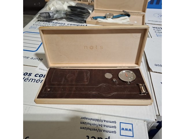 Ca. 229x horloges, nots / mondaine , elk horloge is uniek doordat elke wijzerplaat een uniek stukje van de plattegrond van amsterdam, londen, parijs en new york bevat - afbeelding 9 van  24