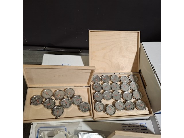 Ca. 229x horloges, nots / mondaine , elk horloge is uniek doordat elke wijzerplaat een uniek stukje van de plattegrond van amsterdam, londen, parijs en new york bevat - afbeelding 10 van  24