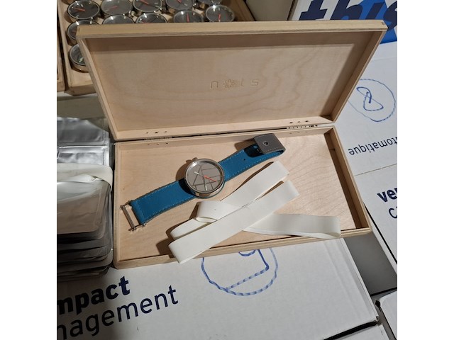 Ca. 229x horloges, nots / mondaine , elk horloge is uniek doordat elke wijzerplaat een uniek stukje van de plattegrond van amsterdam, londen, parijs en new york bevat - afbeelding 11 van  24