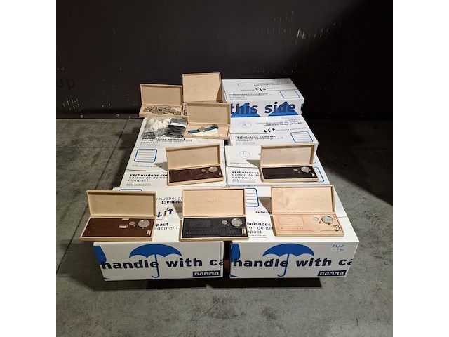 Ca. 229x horloges, nots / mondaine , elk horloge is uniek doordat elke wijzerplaat een uniek stukje van de plattegrond van amsterdam, londen, parijs en new york bevat - afbeelding 1 van  24