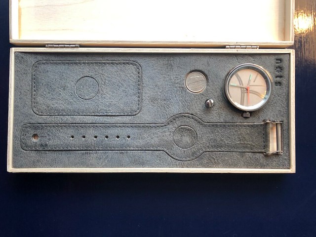 Ca. 229x horloges, nots / mondaine , elk horloge is uniek doordat elke wijzerplaat een uniek stukje van de plattegrond van amsterdam, londen, parijs en new york bevat - afbeelding 19 van  24