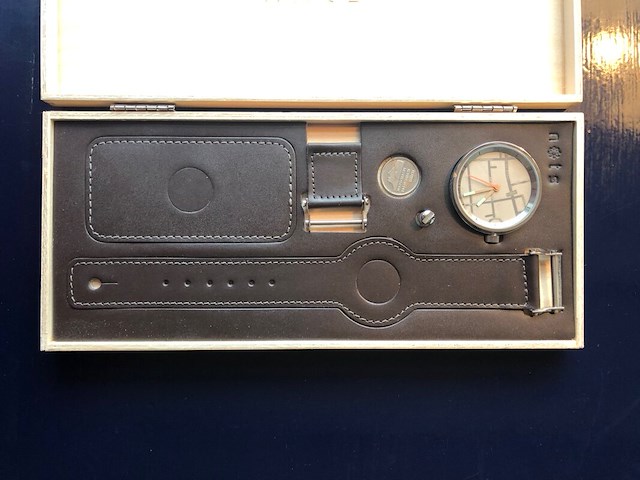 Ca. 229x horloges, nots / mondaine , elk horloge is uniek doordat elke wijzerplaat een uniek stukje van de plattegrond van amsterdam, londen, parijs en new york bevat - afbeelding 21 van  24