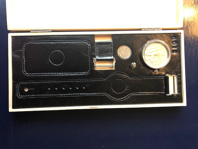 Ca. 229x horloges, nots / mondaine , elk horloge is uniek doordat elke wijzerplaat een uniek stukje van de plattegrond van amsterdam, londen, parijs en new york bevat - afbeelding 24 van  24