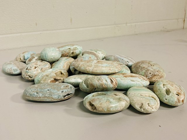 Ca. 22x blue caribbean calciet handstenen - afbeelding 1 van  4