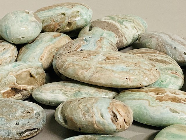 Ca. 22x blue caribbean calciet handstenen - afbeelding 4 van  4