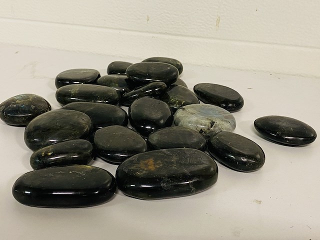Ca. 22x labradoriet handsteen - afbeelding 2 van  4