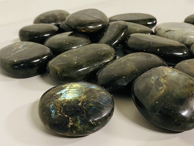 Ca. 22x labradoriet handsteen - afbeelding 3 van  4