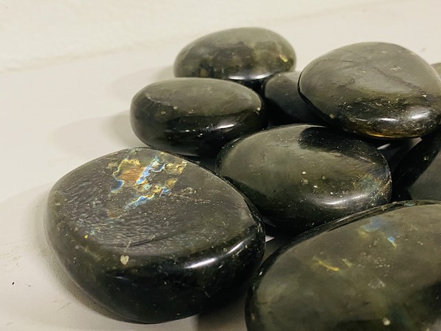 Ca. 22x labradoriet handsteen - afbeelding 4 van  4