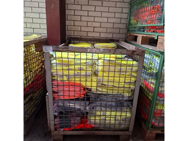 Ca. 230x diverse reflecterende werkkleding o.a. hydrowear - afbeelding 1 van  12