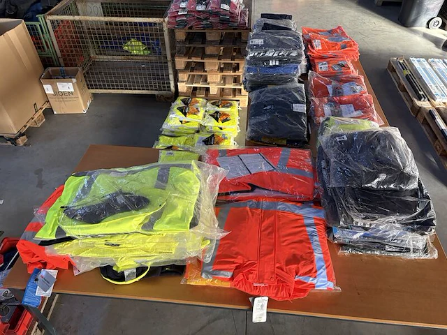 Ca. 230x diverse reflecterende werkkleding o.a. hydrowear - afbeelding 6 van  12
