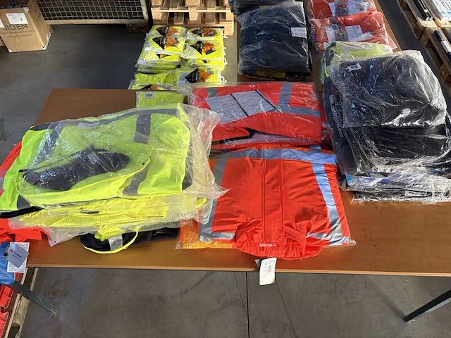 Ca. 230x diverse reflecterende werkkleding o.a. hydrowear - afbeelding 8 van  12