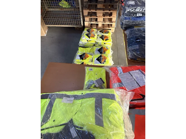 Ca. 230x diverse reflecterende werkkleding o.a. hydrowear - afbeelding 10 van  12