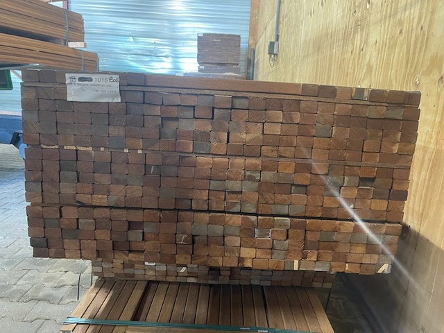 Ca. 230x guyana teak planken geschaafd, 27x40mm, lengte 395cm - afbeelding 3 van  3
