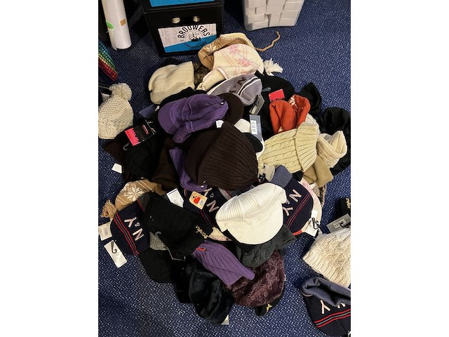 Ca. 230x mutsen + oorwarmers + petten, divers - afbeelding 1 van  6