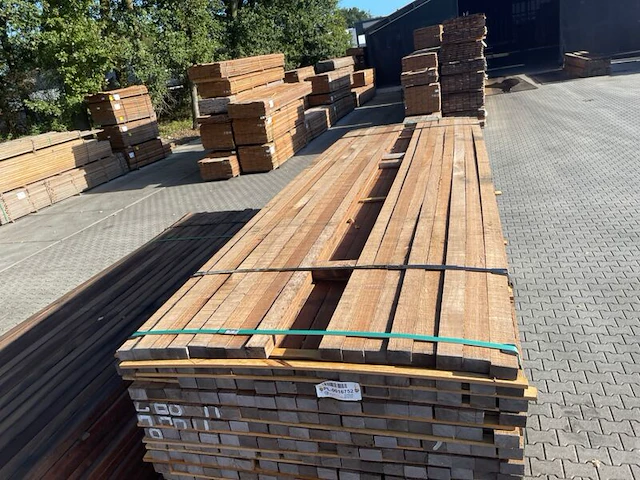 Ca. 232x guyana teak latten fijnbezaagd, 32x50mm, lengte 215/275cm, 17/305cm - afbeelding 1 van  3