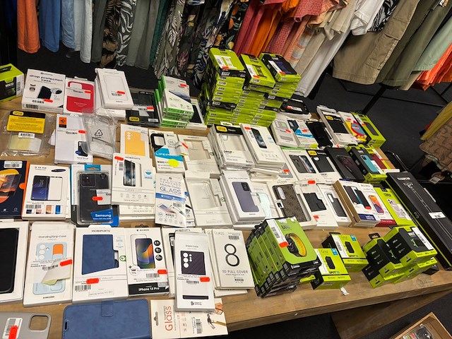 Ca. 233x multumedia-accessoires en telefoonhoesjes, belkin, otterbox, apple etc. - afbeelding 1 van  7