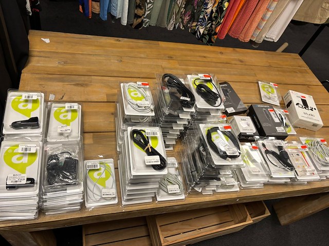 Ca. 233x multumedia-accessoires en telefoonhoesjes, belkin, otterbox, apple etc. - afbeelding 2 van  7