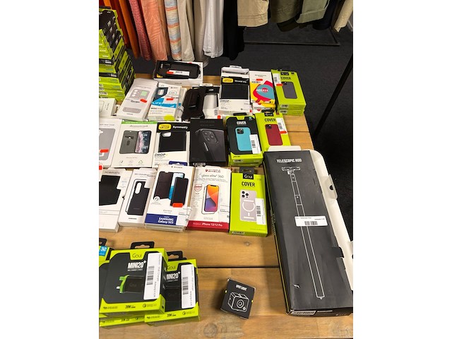 Ca. 233x multumedia-accessoires en telefoonhoesjes, belkin, otterbox, apple etc. - afbeelding 3 van  7