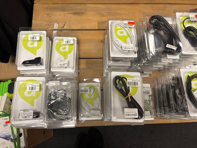 Ca. 233x multumedia-accessoires en telefoonhoesjes, belkin, otterbox, apple etc. - afbeelding 6 van  7