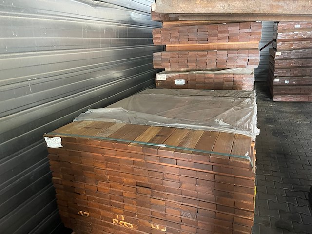 Ca. 238x guyana ipé planken geschaafd, 25x70mm, lengte 125cm - afbeelding 1 van  3