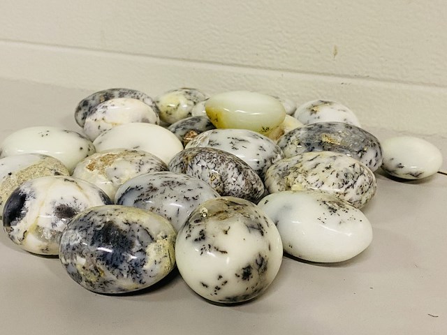 Ca. 23x merliniet / dendrietenopaal handsteen - afbeelding 2 van  3