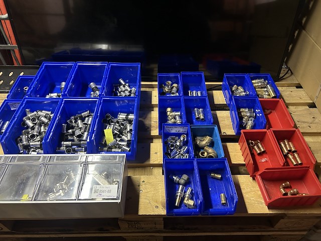 Ca. 23x stapelbak met diverse koppelingen - afbeelding 1 van  7