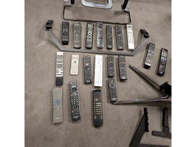 Ca. 23x televisies, o.a. samsung, philips, jvc, loewe, diverse soorten en maten - afbeelding 18 van  49