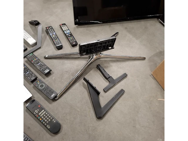 Ca. 23x televisies, o.a. samsung, philips, jvc, loewe, diverse soorten en maten - afbeelding 19 van  49