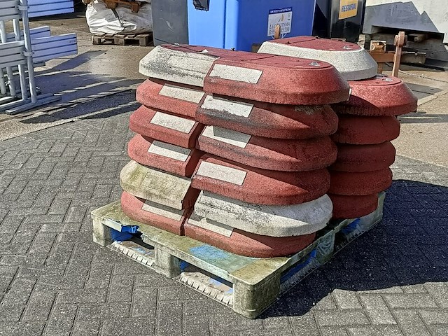 Ca. 23x verkeersscheidingselement - stootband - afbeelding 1 van  5